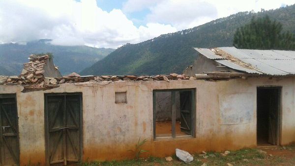 बैतडीः हावाहुरीले उडाएको डाँडाबाग आविकोे छानो मर्मत भएन्, पठनपाठन प्रभावित 